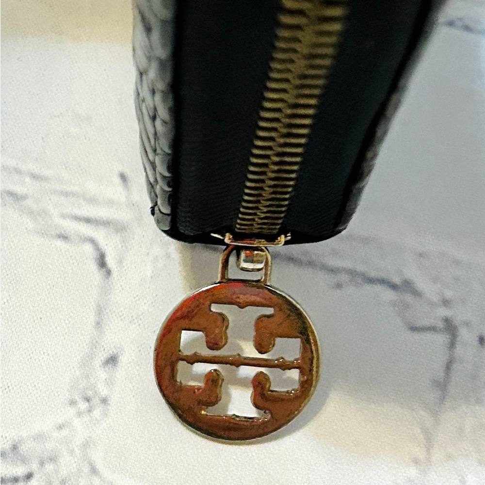 Tory Burch Black Croc-Embossed Long Zippy Wallet With Interior Logo Pattern - Picture 13 of 14